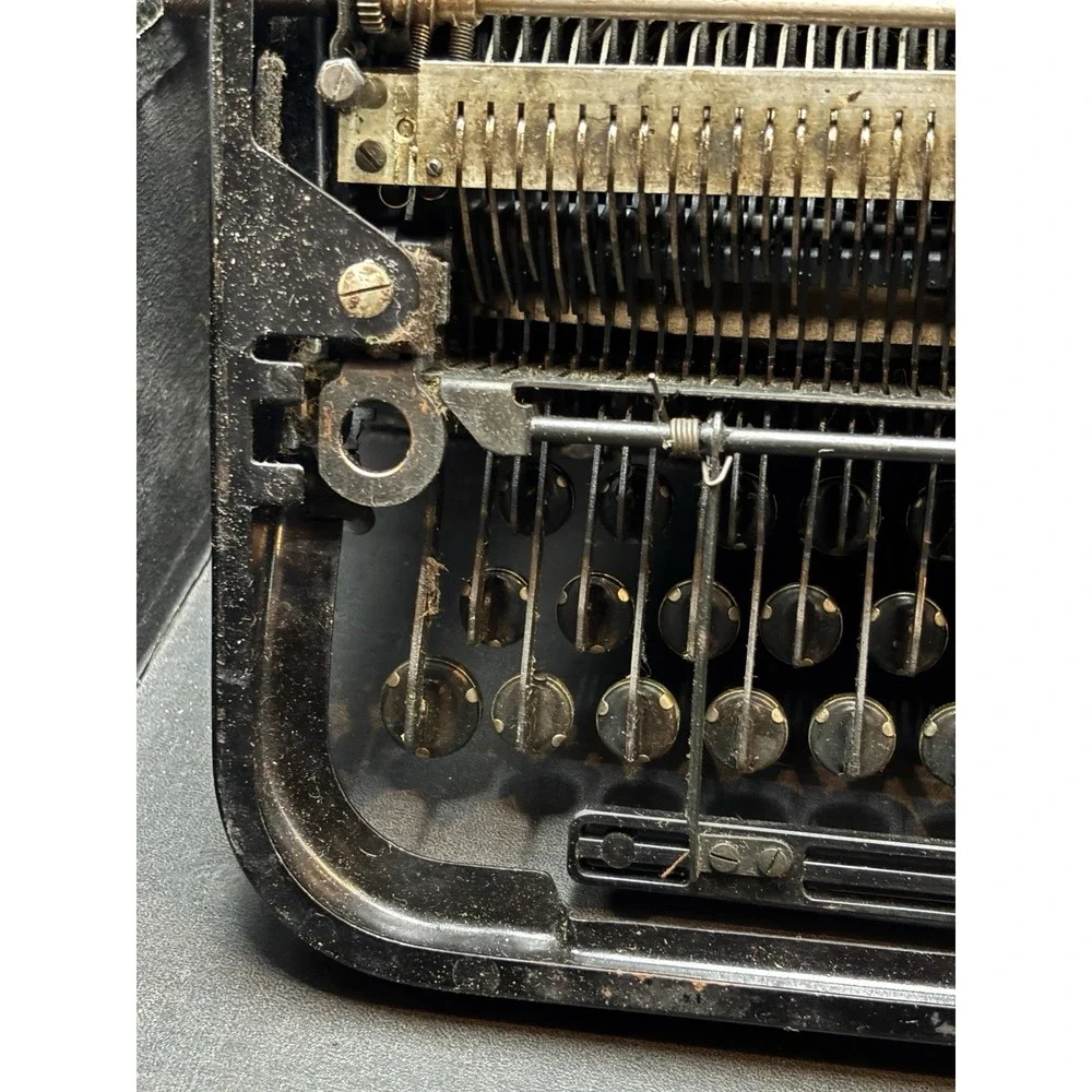 Antique Portable Underwood Manual Typewriter w/ Hard Carry Case